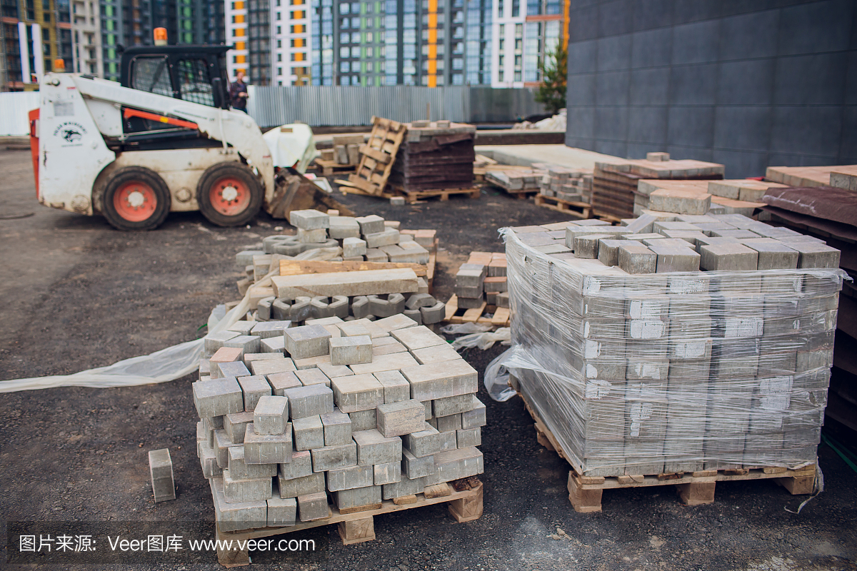 建筑工地上用于建筑的砖。